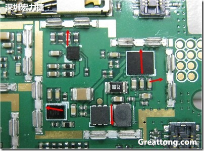 圖中顯示一塊電路板使用這種屏蔽夾(shielding clip)的實(shí)例?；旧衔覀?cè)趶澖堑牡胤蕉荚O(shè)計(jì)擺放了一個(gè)屏蔽夾，這樣可以讓作業(yè)員比較方便安裝屏蔽罩(shielding can)時(shí)的對(duì)位準(zhǔn)確。然后在其他沒有屏蔽夾的地方也設(shè)計(jì)了一些接地的布線，一來可以稍微提升屏蔽罩的電磁隔絕能力，另一方面也可以為屏蔽夾無效時(shí)，馬上可以更改為屏蔽框，而無需要重新設(shè)計(jì)電路板。